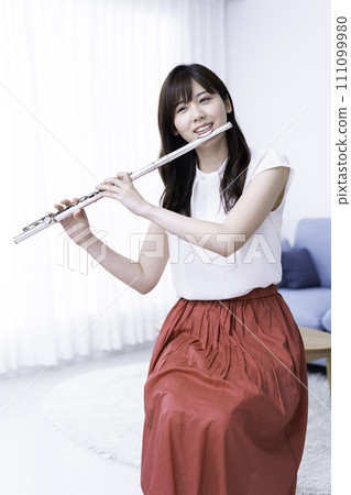 在客廳吹長笛的女人 111099980