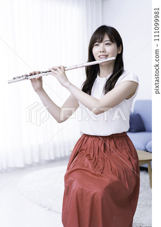 在客廳吹長笛的女人 111099981