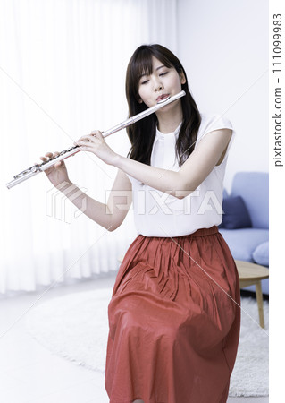 在客廳吹長笛的女人 111099983