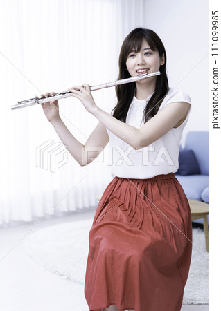 在客廳吹長笛的女人 111099985