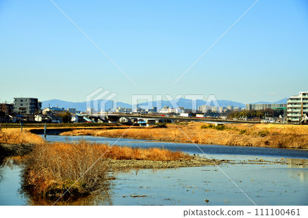 Upstream from near Manganji Pedestrian Bridge/Fureai Bridge, looking towards Takahata Bridge/Asakawa and Toyota Station (Hino City, Tokyo) [2024.1] 111100461