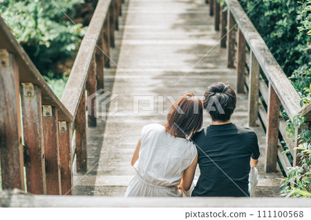 一對夫婦靠在橋台階上的後視圖 111100568