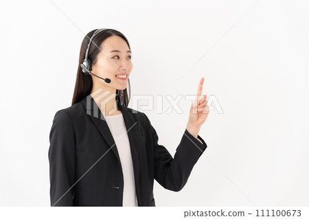 Operator, female in her 20s, pointing Operator, female in her 20s, pointing 111100673