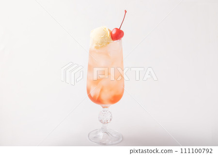 草莓奶油蘇打漂浮 111100792