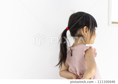 Back view of a girl with a ponytail (3 years old, Japanese) 111100846