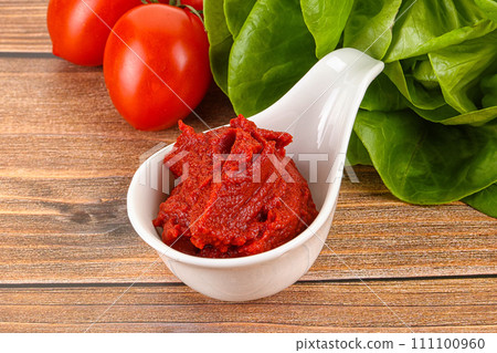 Tomato puree sauce for cooking 111100960