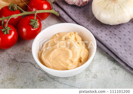 Yellow cream grill sauce for burger 111101200