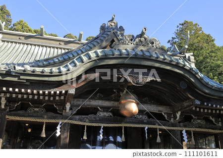 陽光明媚的日子,位於筑波山半山腰的筑波山神社的參拜殿 陽光明媚的日子,位於筑波山半山腰的筑波山神社的參拜殿 111101611