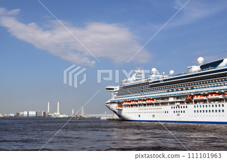 Cruise ship anchored at Yokohama Port Cruise ship anchored at Yokohama Port 111101963