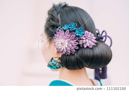 一個女人穿著和服的背面 一個女人穿著和服的背面 111102180