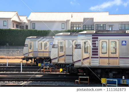 大阪地鐵谷町線終點站八尾南站八尾車庫滯留軌道上停放的車輛。 111102873