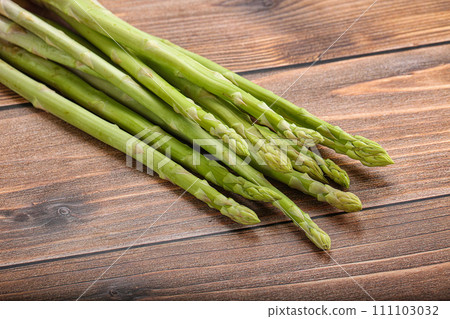Raw green uncooked asparagus sprout 111103032