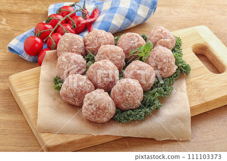 Raw pork meatball for cooking 111103373