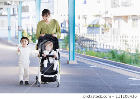 Family train photography cooperation by Keio Electric Railway Co., Ltd. Family train photography cooperation by Keio Electric Railway Co., Ltd. 111106430