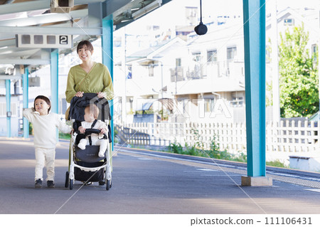 Family train photography cooperation by Keio Electric Railway Co., Ltd. 111106431