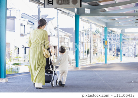 Family train photography cooperation by Keio Electric Railway Co., Ltd. 111106432