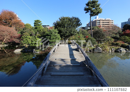 Kyoto Shoseien Snow Bridge, Ingetsu Pond and autumn leaves Kyoto Shoseien Snow Bridge, Ingetsu Pond and autumn leaves 111107882