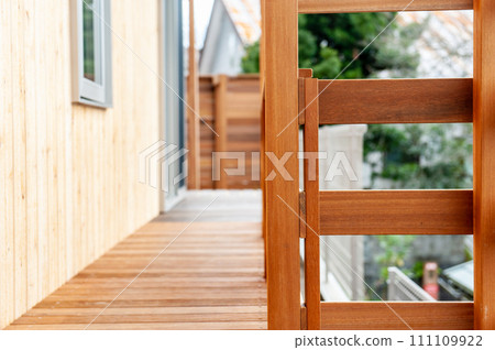 木陽台、木柵欄、欄桿、外部 木陽台、木柵欄、欄桿、外部 111109922