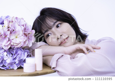 短鮑伯女人春季化妝品形象 短鮑伯女人春季化妝品形象 111110395