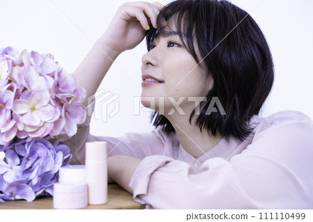 Short bob woman spring cosmetics image 111110499
