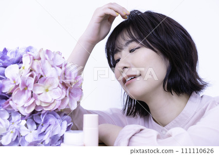 Short bob woman spring cosmetics image 111110626