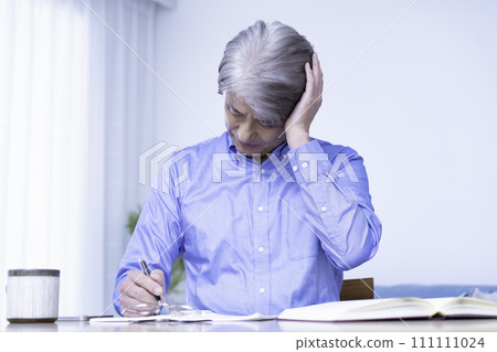 Middle-aged man studying in the living room 111111024