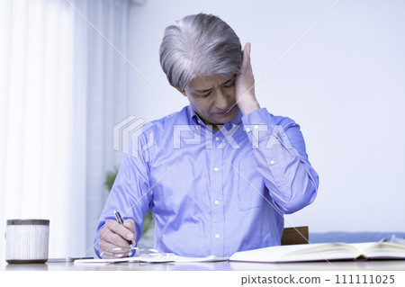 在客廳學習的中年男子 111111025