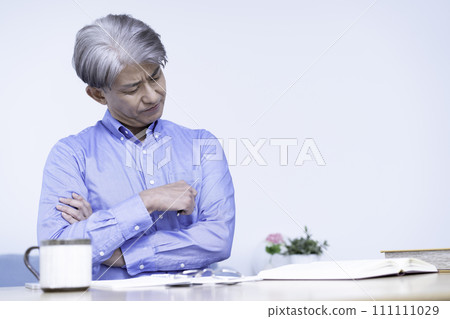 Middle-aged man studying in the living room 111111029