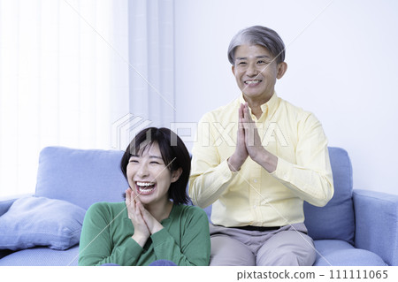 Adult parents and children having fun watching online Adult parents and children having fun watching online 111111065
