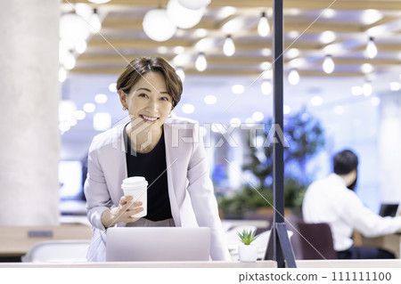 Office casual middle-aged woman using a laptop 111111100