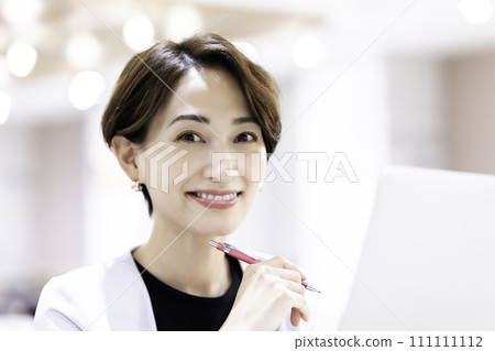 使用筆記本電腦的辦公室休閒中年婦女 111111112
