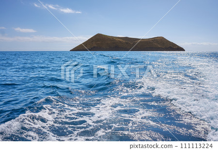 Pacific Ocean with an uninhabited island in the distance, Galapagos National Park, Ecuador. Pacific Ocean with an uninhabited island in the distance, Galapagos National Park, Ecuador. 111113224