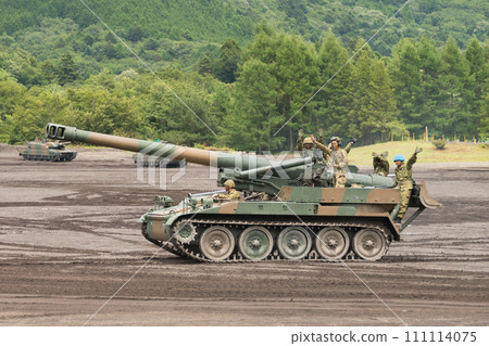 Japan Ground Self-Defense Force 203mm self-propelled howitzer in motion Japan Ground Self-Defense Force 203mm self-propelled howitzer in motion 111114075