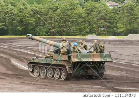 行進中的日本陸上自衛隊203毫米自走榴彈砲 行進中的日本陸上自衛隊203毫米自走榴彈砲 111114078