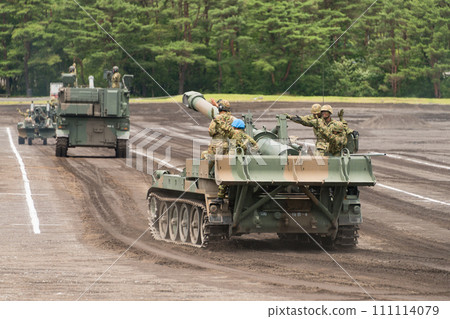 行進中的日本陸上自衛隊203毫米自走榴彈砲 111114079