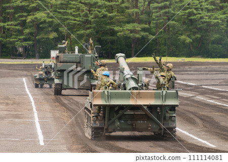 行進中的日本陸上自衛隊203毫米自走榴彈砲 111114081