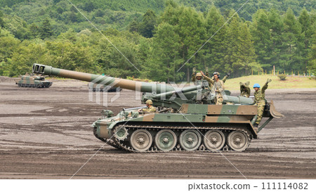 行進中的日本陸上自衛隊203毫米自走榴彈砲 行進中的日本陸上自衛隊203毫米自走榴彈砲 111114082