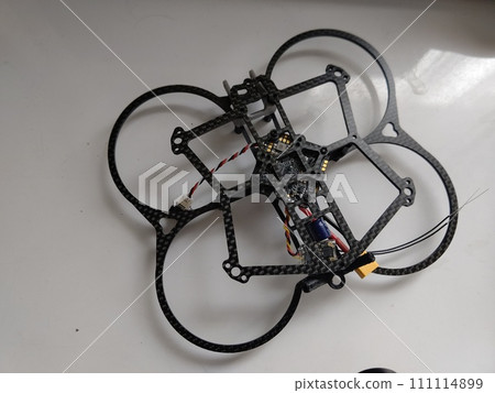 將板放在無人機框架上 111114899