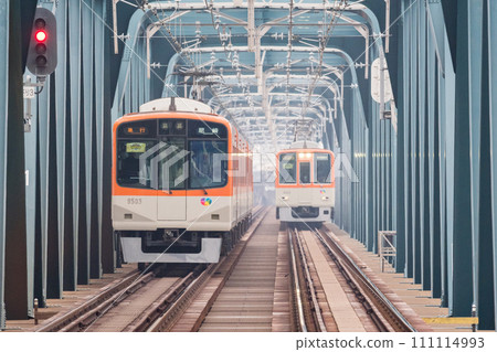 [Hanshin Main Line] Express train and direct limited express crossing the Yodogawa Bridge 111114993