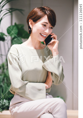 Business woman who uses a smartphone in the office Photo cooperation: WEEK Shibadaimon (Sun Frontier Fudousan) Business woman who uses a smartphone in the office Photo cooperation: WEEK Shibadaimon (Sun Frontier Fudousan) 111116045