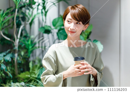 Business woman drinking coffee in the office Photo cooperation: WEEK Shibadaimon (Sun Frontier Fudousan) Business woman drinking coffee in the office Photo cooperation: WEEK Shibadaimon (Sun Frontier Fudousan) 111116203