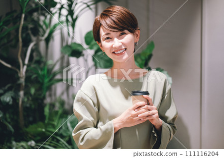 在辦公室喝咖啡的女商人照片合作:WEEK Shibadaimon(Sun Frontier Fudosan) 在辦公室喝咖啡的女商人照片合作:WEEK Shibadaimon(Sun Frontier Fudosan) 111116204