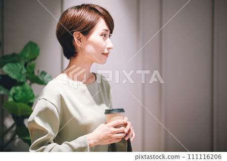 在辦公室喝咖啡的女商人照片合作：WEEK Shibadaimon（Sun Frontier Fudosan） 111116206