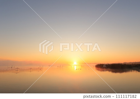 Morning glow reflected on the water surface Morning glow reflected on the water surface 111117182
