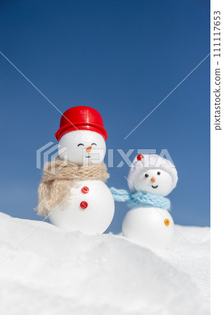 晴朗的冬日里，一片雪地和一對雪人 111117653