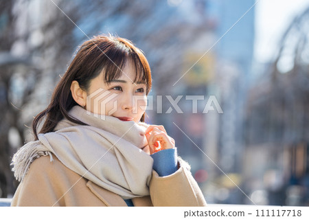 一位中年婦女正在等待開會。 111117718