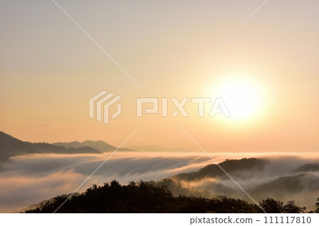 從田野原展望台看到的兩國雲海 從田野原展望台看到的兩國雲海 111117810