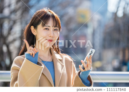 操作智能手機的中年婦女。 111117848