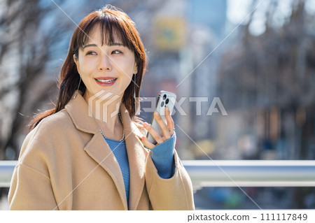 操作智能手機的中年婦女。 111117849