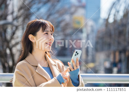 操作智能手機的中年婦女。 111117851